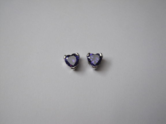Oorbellen zilverkleurig paars kristal rijnsteen hartje 0.8x0.7 cm - nr. 1