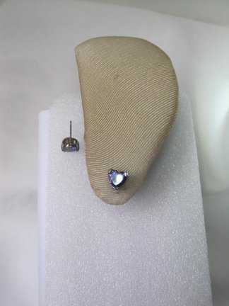 Oorbellen zilverkleurig paars kristal rijnsteen hartje 0.8x0.7 cm - Afbeelding 2