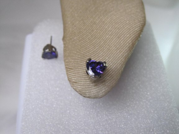 Oorbellen zilverkleurig paars kristal rijnsteen hartje 0.8x0.7 cm - Afbeelding 3