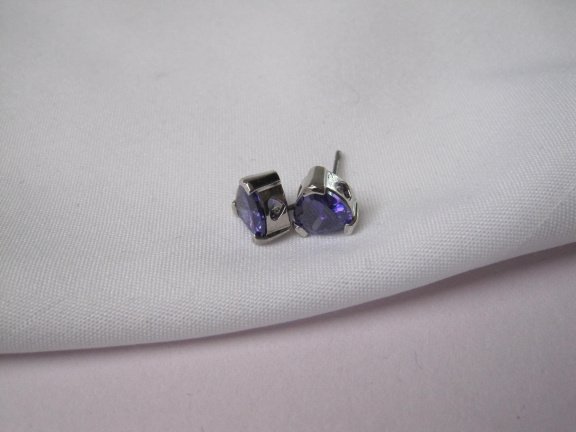 Oorbellen zilverkleurig paars kristal rijnsteen hartje 0.8x0.7 cm - Afbeelding 4