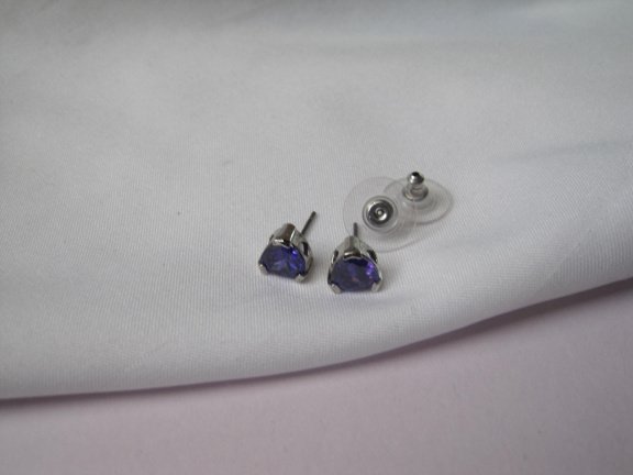 Oorbellen zilverkleurig paars kristal rijnsteen hartje 0.8x0.7 cm - Afbeelding 8