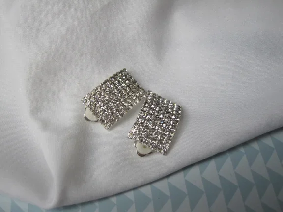Oorbellen zilverkleurig rechthoekig model met 77 kristal rijnsteentjes 2.7x1.7 cm - Afbeelding 4