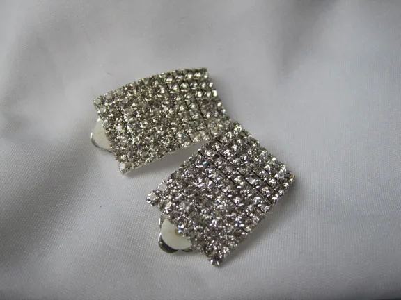 Oorbellen zilverkleurig rechthoekig model met 77 kristal rijnsteentjes 2.7x1.7 cm - Afbeelding 6