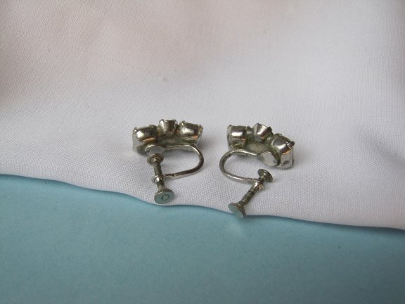 Oorbellen zilverkleurig en vier heldere rijnsteentjes 1.5x0.9 cm schroefmodel - Afbeelding 6