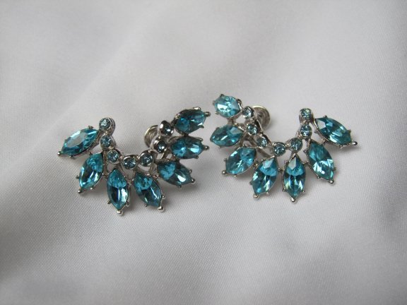 Oorbellen Ora zilverkleurig twee tinten blauw kristal rijnsteentjes 3.7x1.4 cm schroefmodel - nr. 1