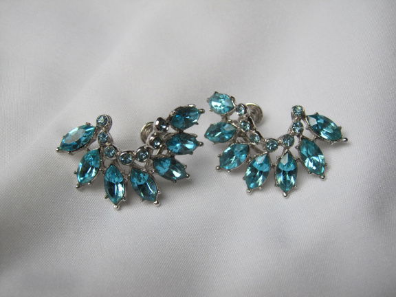 Oorbellen Ora zilverkleurig twee tinten blauw kristal rijnsteentjes 3.7x1.4 cm schroefmodel - Afbeelding 2
