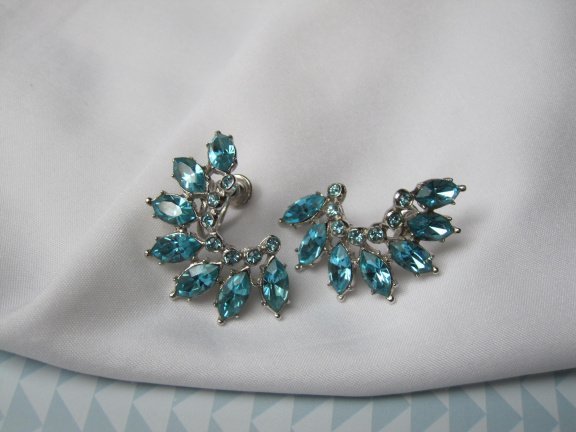 Oorbellen Ora zilverkleurig twee tinten blauw kristal rijnsteentjes 3.7x1.4 cm schroefmodel - Afbeelding 6