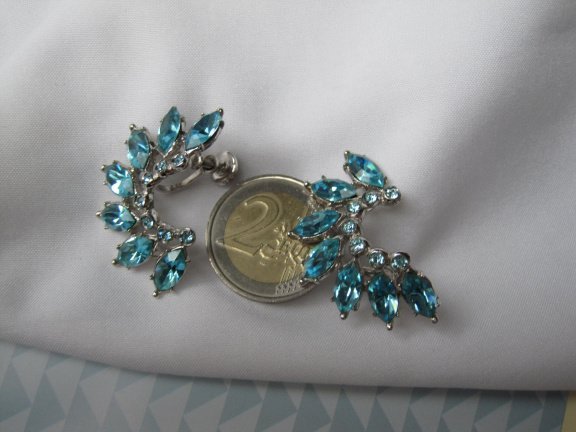 Oorbellen Ora zilverkleurig twee tinten blauw kristal rijnsteentjes 3.7x1.4 cm schroefmodel - Afbeelding 7