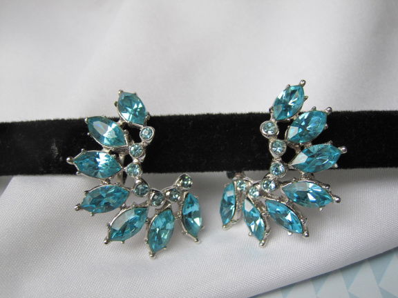Oorbellen Ora zilverkleurig twee tinten blauw kristal rijnsteentjes 3.7x1.4 cm schroefmodel - Afbeelding 8