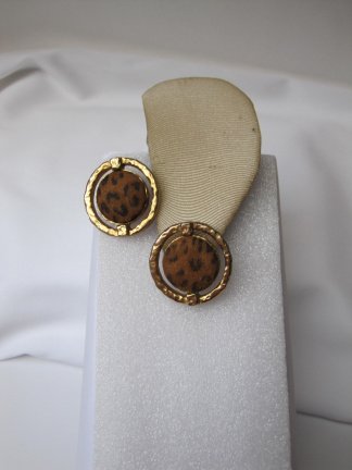 Oorbellen Dauplaise goudkleurig met panter print stoffen cabochon 2.9 cm - nr. 1