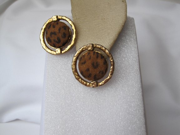 Oorbellen Dauplaise goudkleurig met panter print stoffen cabochon 2.9 cm - Afbeelding 2