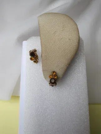Oorbellen goudkleurig met cognac kleurige en gele kristal rijnsteentjes 1.4x0.9 cm. - nr. 1
