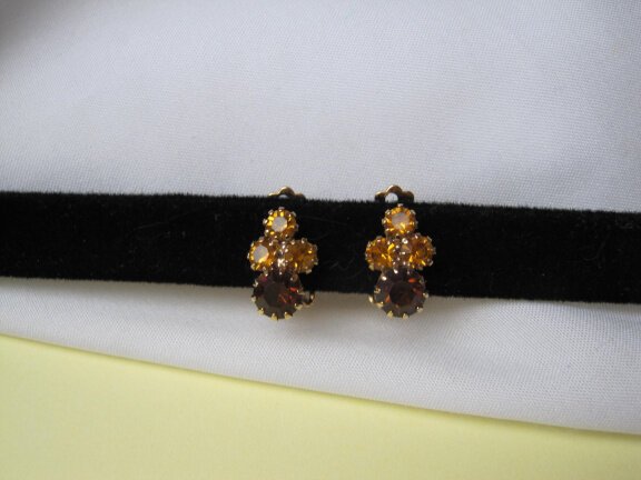 Oorbellen goudkleurig met cognac kleurige en gele kristal rijnsteentjes 1.4x0.9 cm. - Afbeelding 2