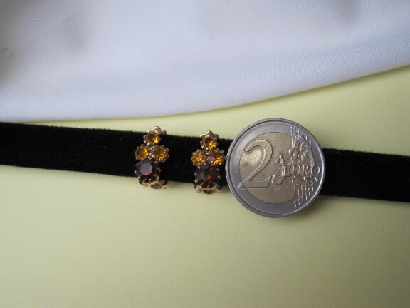 Oorbellen goudkleurig met cognac kleurige en gele kristal rijnsteentjes 1.4x0.9 cm. - Afbeelding 5