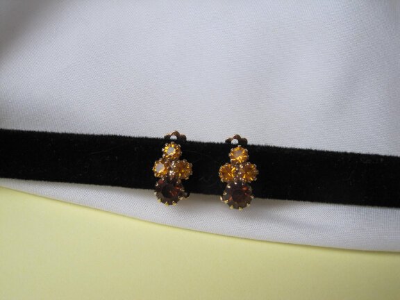 Oorbellen goudkleurig met cognac kleurige en gele kristal rijnsteentjes 1.4x0.9 cm. - Afbeelding 6