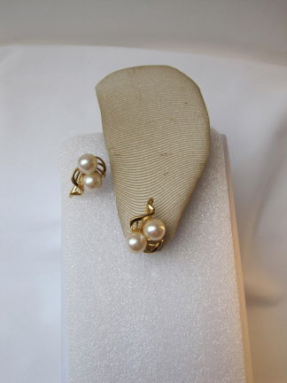 Oorbellen Richelieu goudkleurig met twee kunststof parelkralen 2.1x1.4 cm - nr. 1