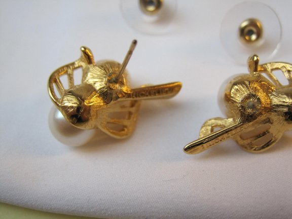 Oorbellen Richelieu goudkleurig met twee kunststof parelkralen 2.1x1.4 cm - Afbeelding 2