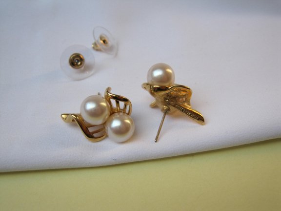 Oorbellen Richelieu goudkleurig met twee kunststof parelkralen 2.1x1.4 cm - Afbeelding 3