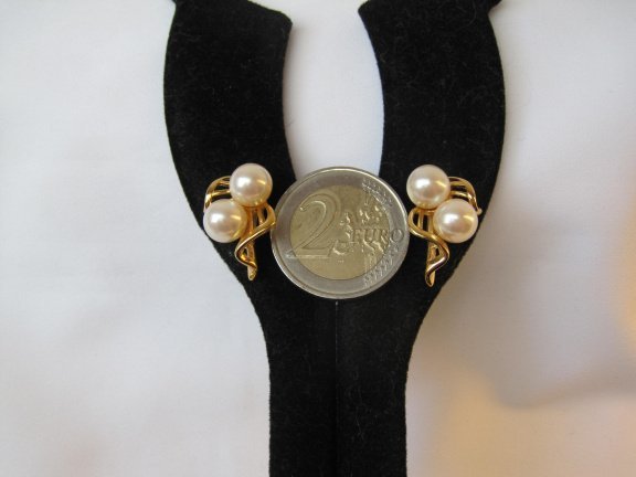 Oorbellen Richelieu goudkleurig met twee kunststof parelkralen 2.1x1.4 cm - Afbeelding 4