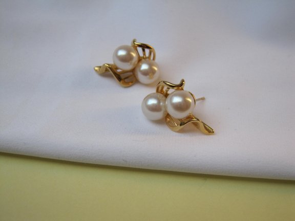 Oorbellen Richelieu goudkleurig met twee kunststof parelkralen 2.1x1.4 cm - Afbeelding 6