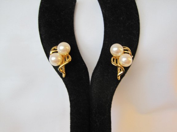 Oorbellen Richelieu goudkleurig met twee kunststof parelkralen 2.1x1.4 cm - Afbeelding 7