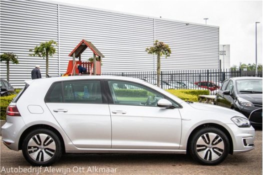 Volkswagen e-Golf - (incl. BTW € 21.950) AUTOMAAT, Groot Navi, Led koplampen, Stoelverwarming - 1