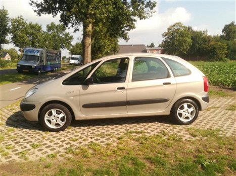 Citroën Xsara Picasso - 2.0i-16V Différence - 1