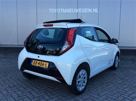 Toyota Aygo - 1.0 VVT-i 72pk 5D x-play, schuifdak, navi - 1