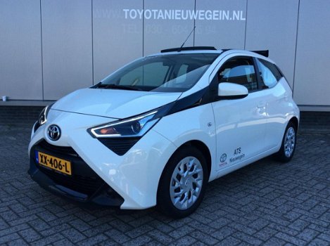 Toyota Aygo - 1.0 VVT-i 72pk 5D x-play, schuifdak, navi - 1