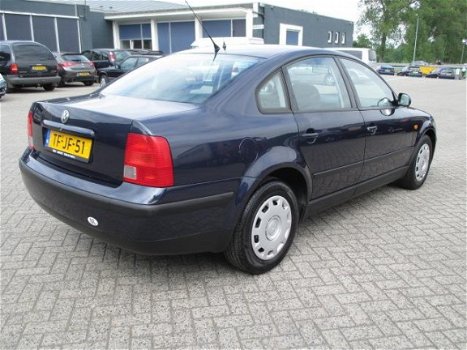 Volkswagen Passat - 1.8-5V Trendline - 1