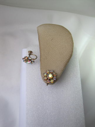 Oorbellen goudkleurig bloem model met aurora kristal rijnsteentjes 1.5 cm schroefmodel - nr. 1