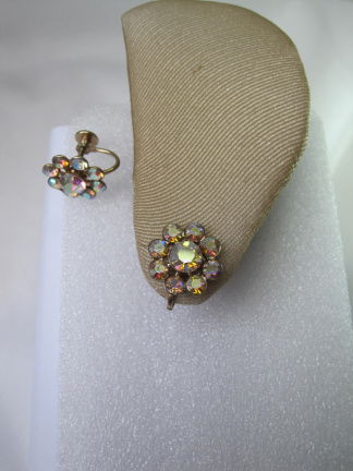Oorbellen goudkleurig bloem model met aurora kristal rijnsteentjes 1.5 cm schroefmodel - Afbeelding 2