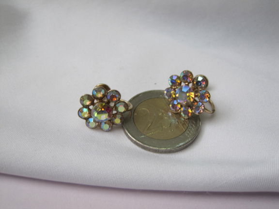 Oorbellen goudkleurig bloem model met aurora kristal rijnsteentjes 1.5 cm schroefmodel - Afbeelding 5