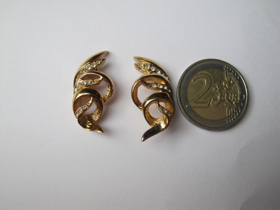 Oorbellen goudkleurig wokkel model met kristal rijnsteentjes 3.0x1.5 cm - Afbeelding 3