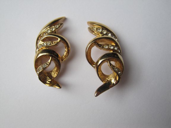 Oorbellen goudkleurig wokkel model met kristal rijnsteentjes 3.0x1.5 cm - Afbeelding 5