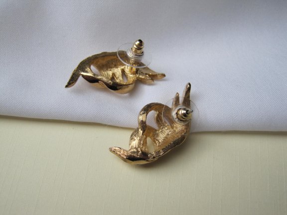 Oorbellen goudkleurig wokkel model met kristal rijnsteentjes 3.0x1.5 cm - Afbeelding 6