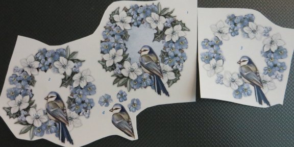 3D plaatjes --- VOGEL ZIT in een BLAUW-WITTE BLOEMENKRANS - 1