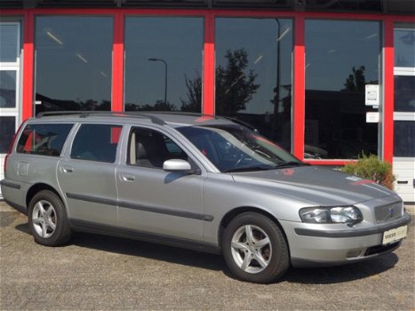 Volvo V70 - 2.4 Comfort Line , stoelverwarming, cruise control, trekhaak, half leer, youngtimer - 1