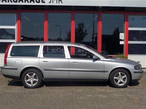 Volvo V70 - 2.4 Comfort Line , stoelverwarming, cruise control, trekhaak, half leer, youngtimer - 1