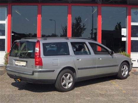 Volvo V70 - 2.4 Comfort Line , stoelverwarming, cruise control, trekhaak, half leer, youngtimer - 1