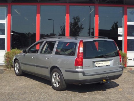 Volvo V70 - 2.4 Comfort Line , stoelverwarming, cruise control, trekhaak, half leer, youngtimer - 1