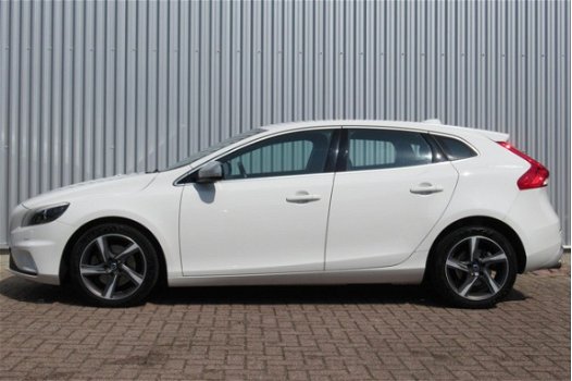 Volvo V40 - 1.6 T2 120PK R-Design Verwarmbare voorruit Stoelverwarming Navi - 1