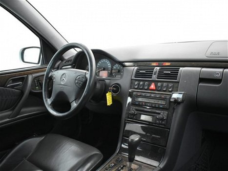 Mercedes-Benz E-klasse Combi - 240 AVANTGARDE YOUNGTIMER + LEDER / TREKHAAK / STOELVERWARMING - 1