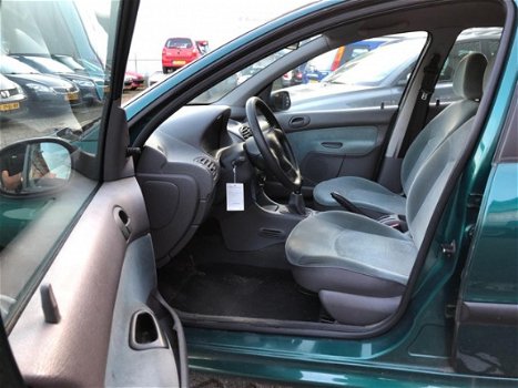 Peugeot 206 - 1.4 XT NIEUWE APK 15-12-2020 5-deurs stuurbekrachtiging elektrische ramen cd-speler 10 - 1