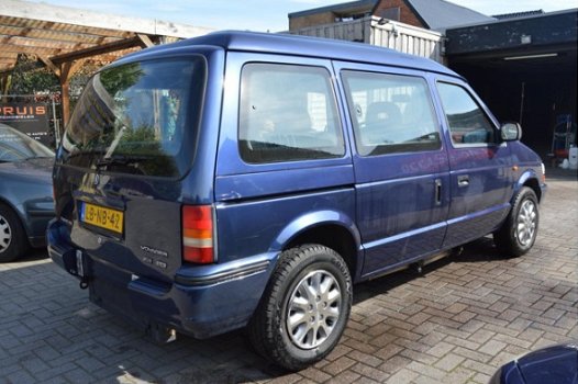 Chrysler Voyager - 3.3I SE rolstoelvervoer perfect 139775 kilometer N.A.P - 1