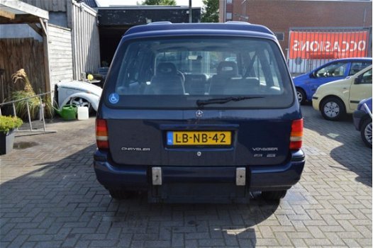 Chrysler Voyager - 3.3I SE rolstoelvervoer perfect 139775 kilometer N.A.P - 1