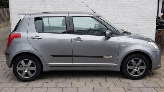 Suzuki Swift - 1.5 5drs exclusive uniek 64000km airco keyles start - 1