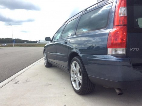 Volvo V70 - 2.4 D5 Momentum LEER AIRCO STOELVERWARM MOOIE AUTO - 1