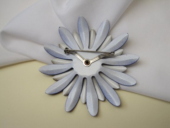 Broche blauw goudkleurig dubbellaags emaille Margriet bloem 7.9 cm. - Afbeelding 2