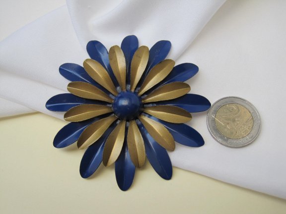 Broche blauw goudkleurig dubbellaags emaille Margriet bloem 7.9 cm. - Afbeelding 3